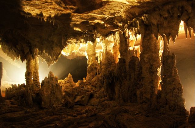 Voyage sur-mesure, Les grottes cachées dans les montagnes de calcaire au Laos