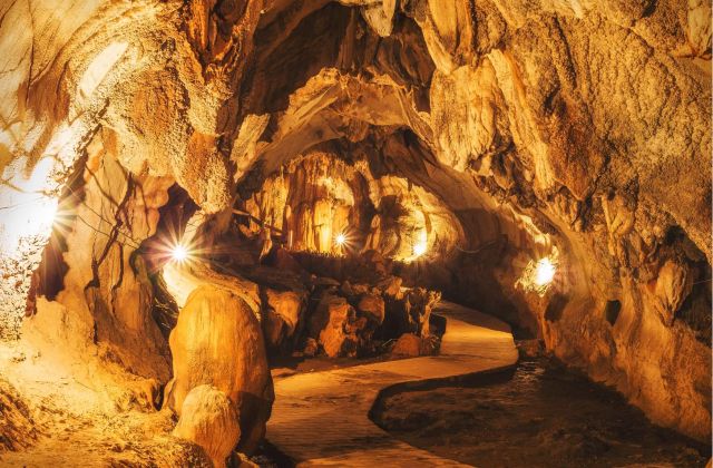 Voyage sur-mesure, Les grottes de Vang Vieng