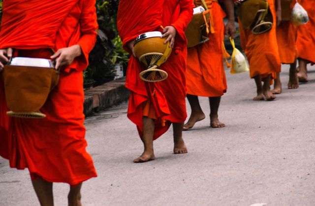 Voyage sur-mesure, La cérémonie de l’aumônne à Luang Prabang