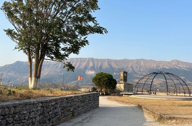 Voyage sur-mesure, Dans les rues pavées de Gjirokaster