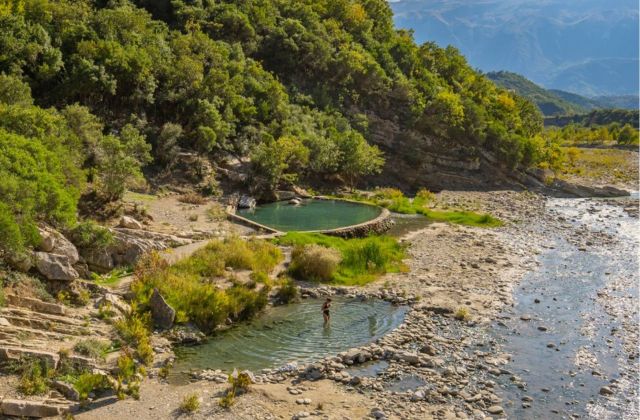 Voyage sur-mesure, Les sources thermales de Benje