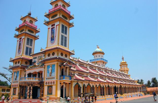 Voyage sur-mesure, Le temple Cao Dai de Tay Ninh : Au cœur d'une religion fascinante