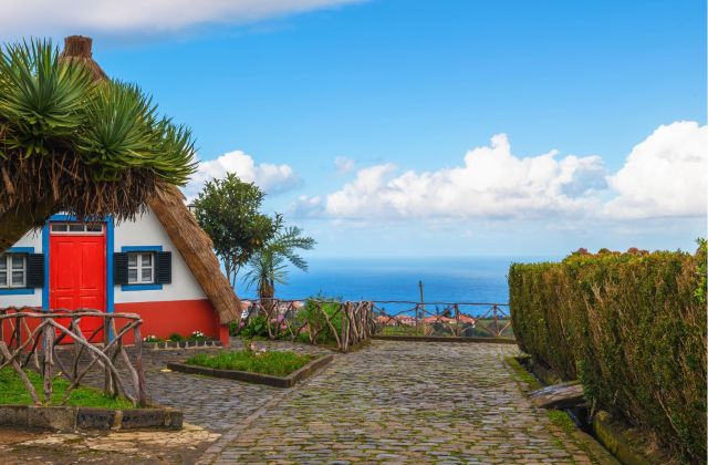 Voyage sur-mesure, Le village de Santana à Madère