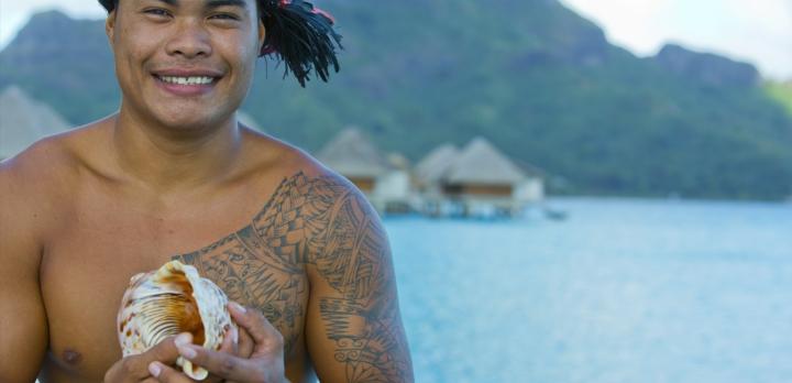 Voyage sur-mesure, Le tatouage polynésien, entre art ancestral et rite de passage