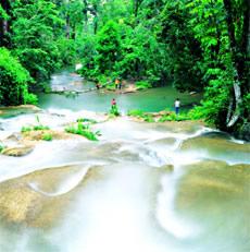 Voyage sur-mesure, Des eaux des Caraïbes à Puerto Barrios au site maya de Quirigua