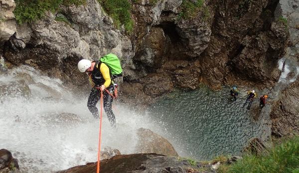 Voyage sur-mesure, Canyoning avec un guide