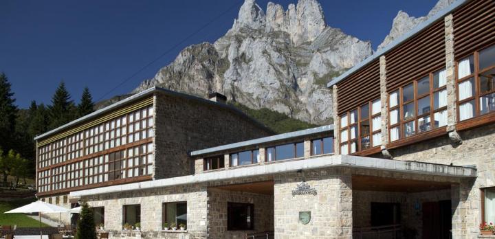 Voyage sur-mesure, Parador au pied des montagnes...