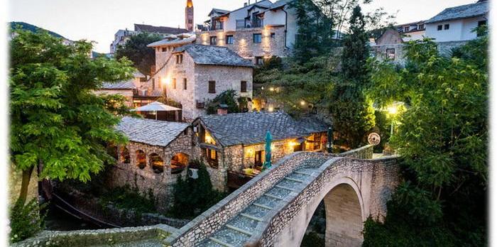 Voyage sur-mesure, Hôtel dans une bâtisse en pierre typique au coeur de la vieille ville