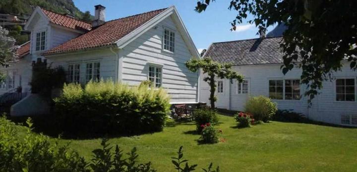 Voyage sur-mesure, Cottages et hôtel historique au bord du fjord ***