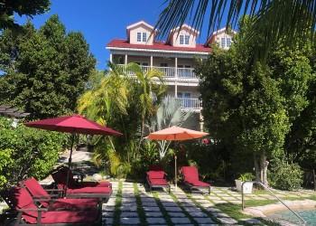 Voyage sur-mesure, Style bahaméen, piscine avec cascade, et la plage en contrebas... Coup de coeur !