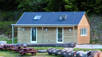 Voyage sur-mesure, Hôtel -Bungalows et Glamping à proximité des falaises de Monklint