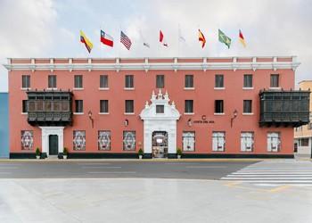 Voyage sur-mesure, Hôtel colonial en plein centre