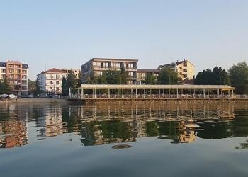 Voyage sur-mesure, Hôtel face au lac