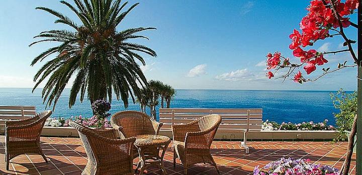 Voyage sur-mesure, Hôtel sur la marina de Funchal proche du départ du ferry