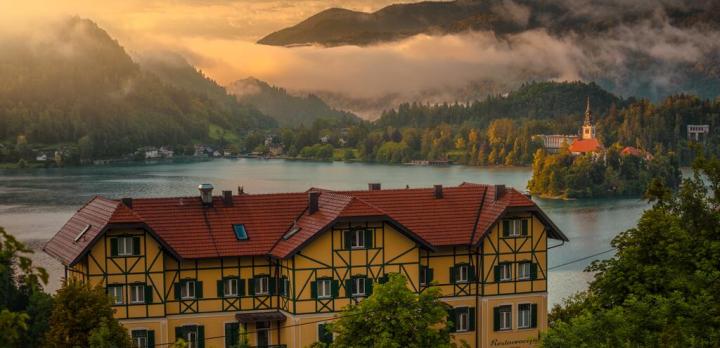 Voyage sur-mesure, Superbe hôtel historique au bord du lac avec spa