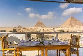 Voyage sur-mesure, Petit hôtel simple face aux Pyramides