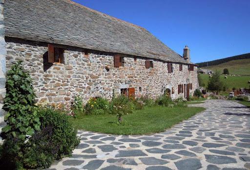 Voyage sur-mesure, Auberge en pierre