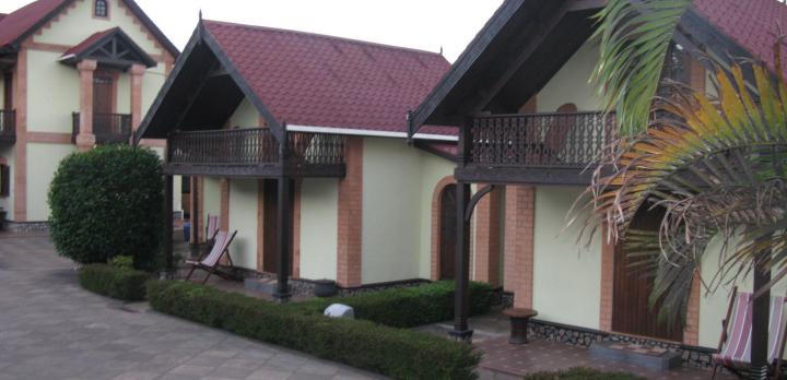 Voyage sur-mesure, Hôtel récent en bungalows à Ambositra