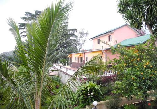 Voyage sur-mesure, Petit hôtel au bord d'un lac de cratère
