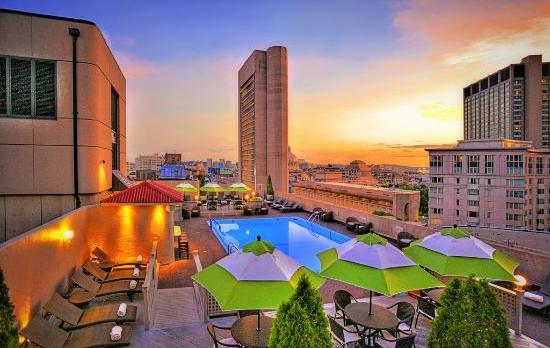 Voyage sur-mesure, Hôtel luxueux avec piscine panoramique sur le toit
