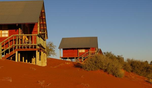 Voyage sur-mesure, Bungalows tout confort face au Kalahari