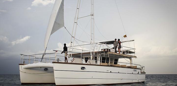 Voyage sur-mesure, Nuit à bord d'un catamaran