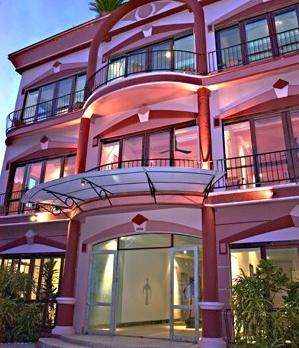 Voyage sur-mesure, Petit hôtel situé sur les rives du Mékong