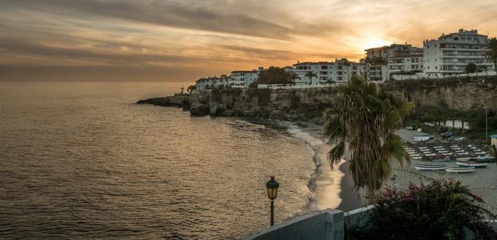Voyage sur-mesure, Bord de plage dans la charmante ville de Nerja