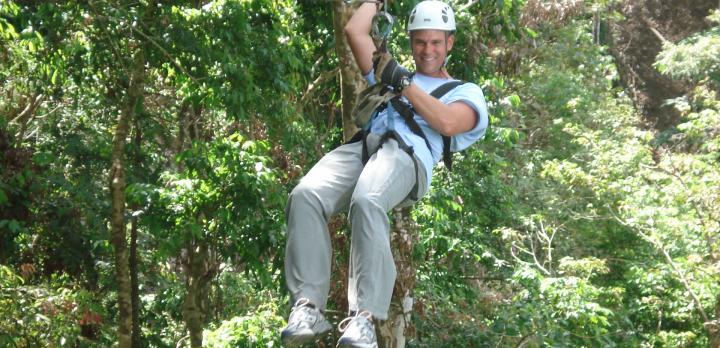 Voyage sur-mesure, Un voyage pour les sportifs : rafting, tyrolienne, randonnée autour des volcans, cheval, VTT...