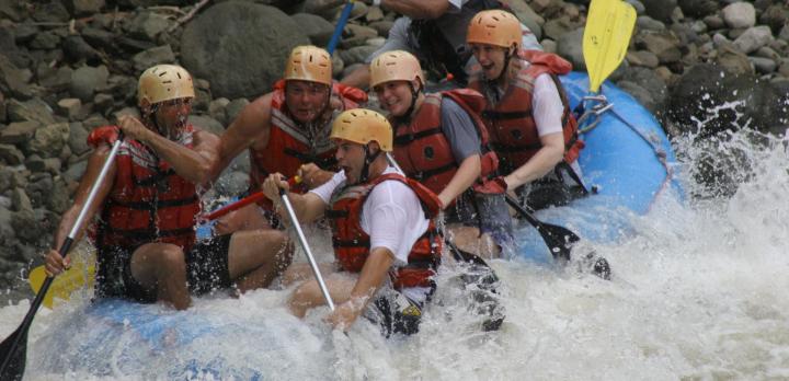 Voyage sur-mesure, Un voyage pour les sportifs : rafting, tyrolienne, randonnée autour des volcans, cheval, VTT...