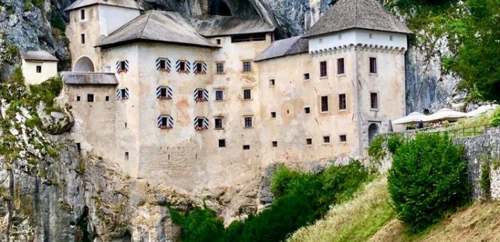 Voyage sur-mesure, Predjama Castle