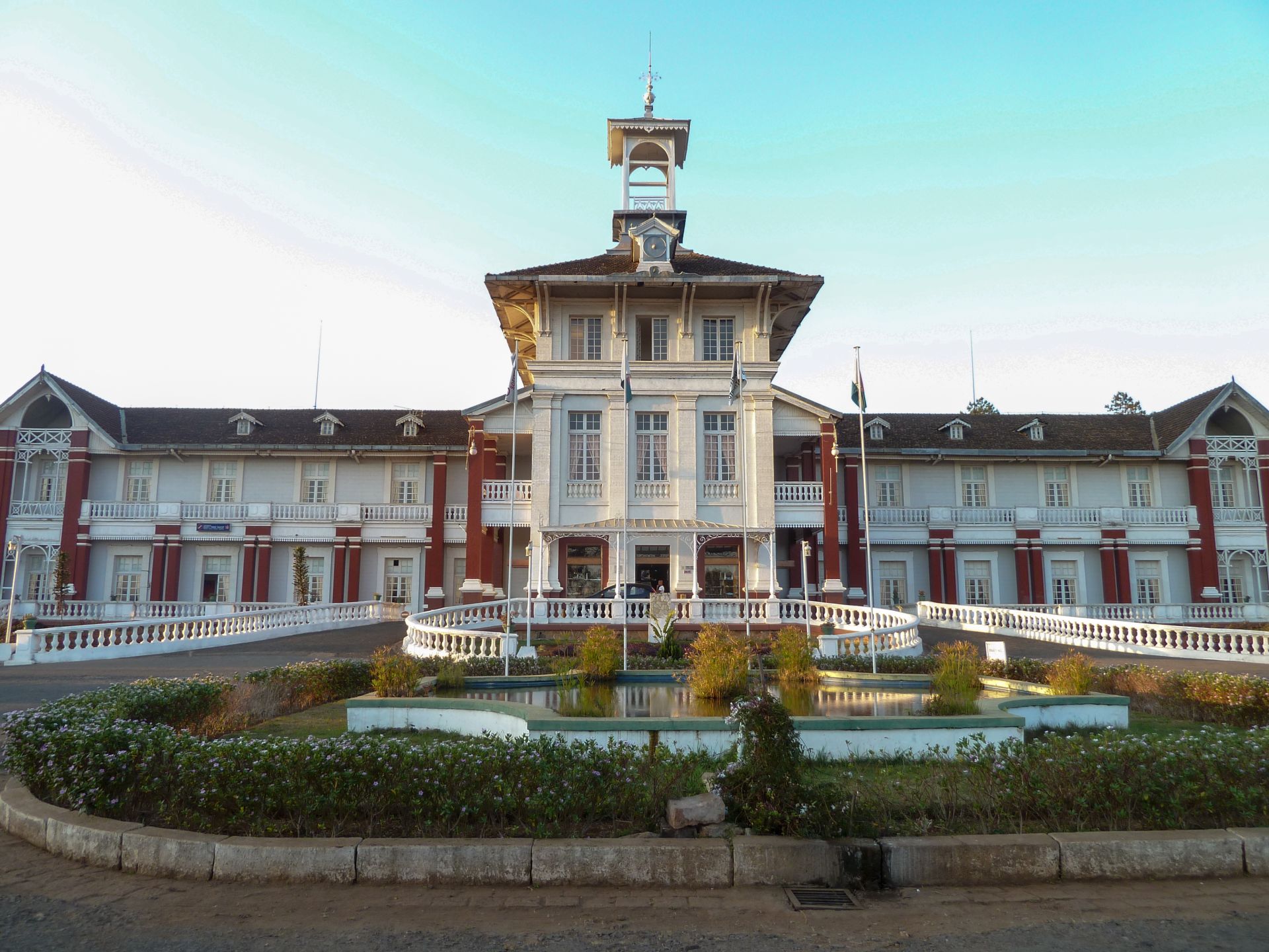 Voyage sur-mesure, L'ambiance coloniale de la ville (Architecture, météo)
