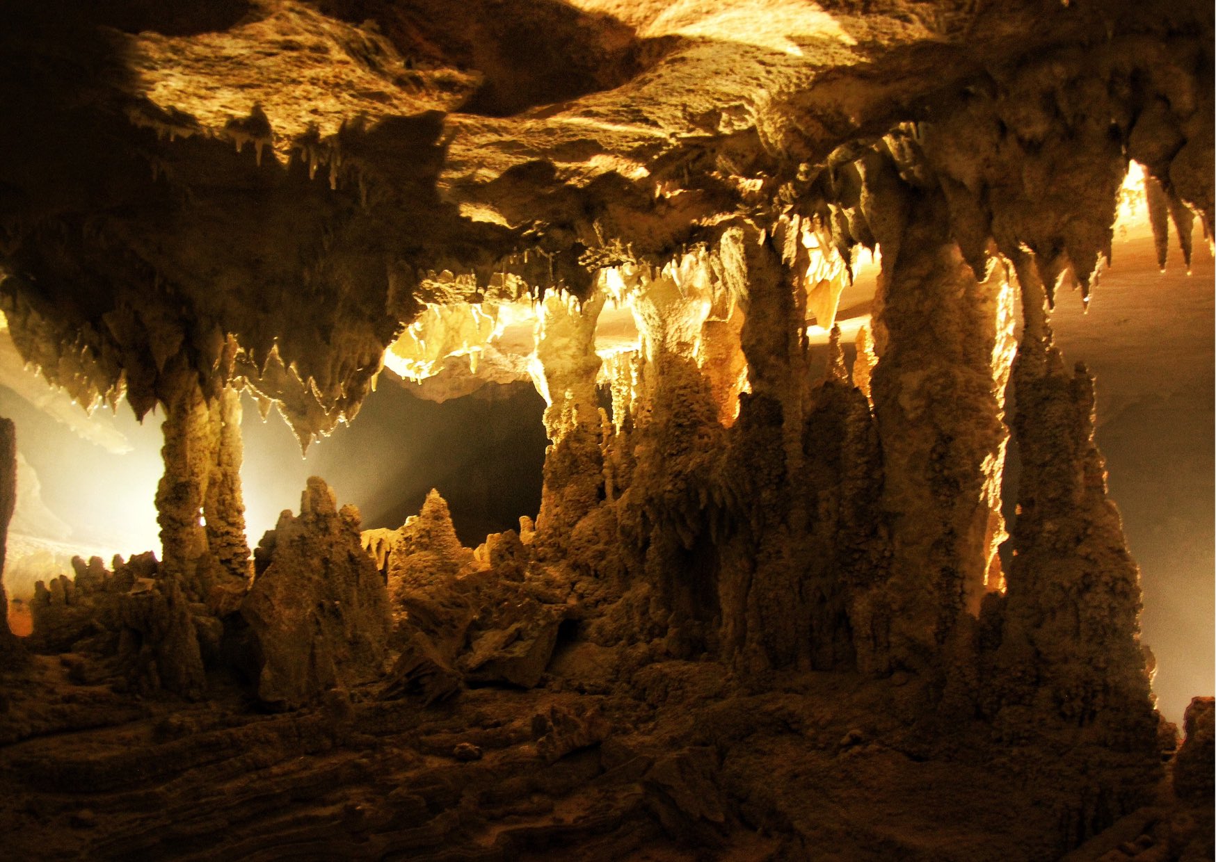 Voyage sur-mesure, Les grottes cachées dans les montagnes de calcaire au Laos