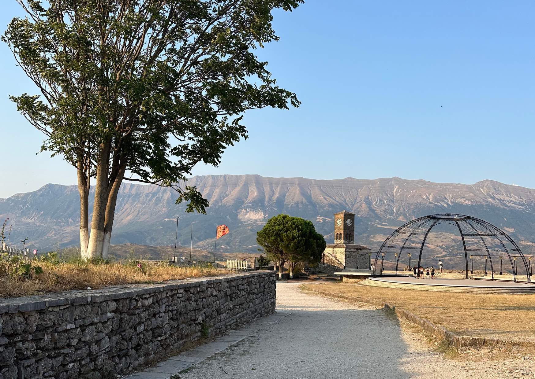Voyage sur-mesure, Dans les rues pavées de Gjirokaster