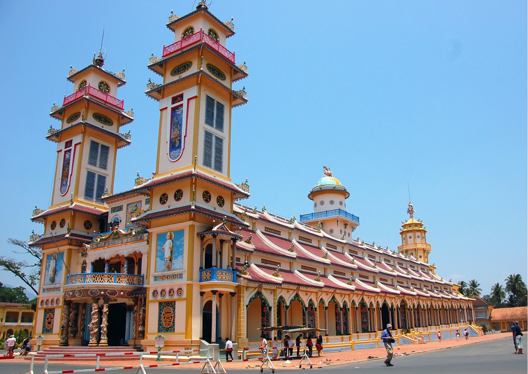 Voyage sur-mesure, Le temple Cao Dai de Tay Ninh : Au cœur d'une religion fascinante