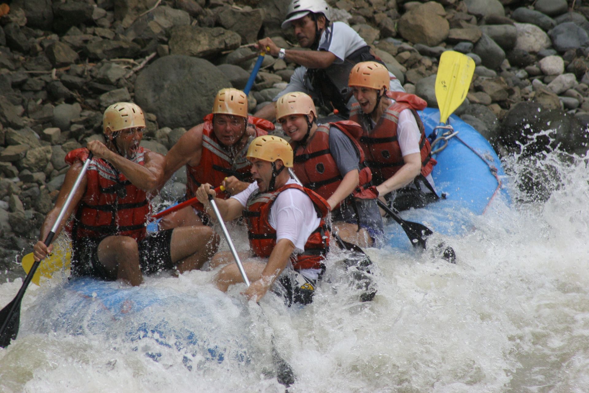 Voyage sur-mesure, Un voyage pour les sportifs : rafting, tyrolienne, randonnée autour des volcans, cheval, VTT...