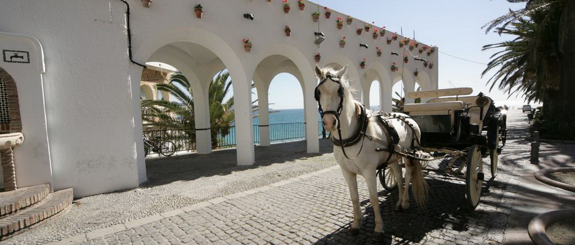 Voyage sur-mesure, Bord de plage dans la charmante ville de Nerja