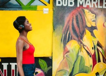 Femme devant le graffiti de Bob Marley